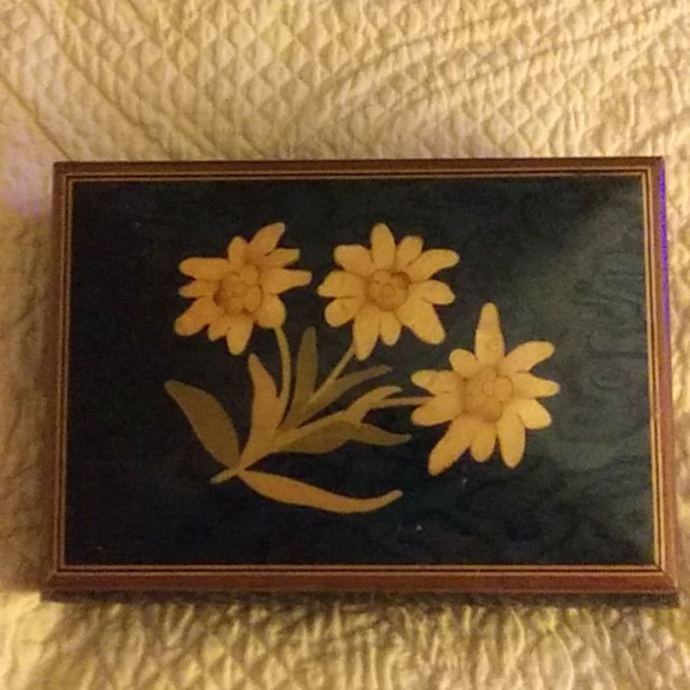 MUSICAL JEWELRY BOX